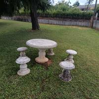 tavolo da giardino in pietra