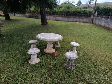 tavolo da giardino in pietra