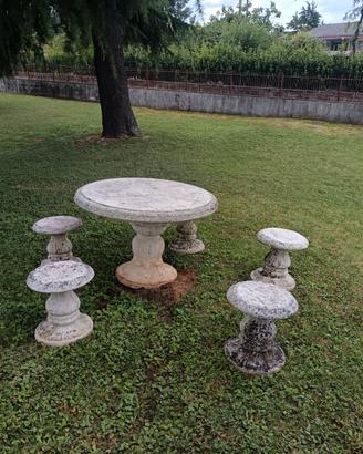 tavolo da giardino in pietra