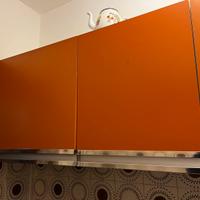 Cucina con gas e lavello e mobiletti