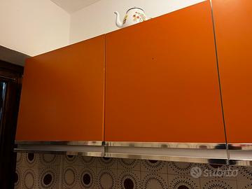 Cucina con gas e lavello e mobiletti