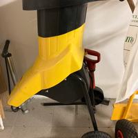 Trita rametti e fogliame