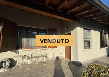 VILLA A SCHIERA D'ANGOLO A CASTEL MELLA