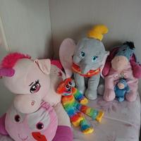 Blocco di pelusch disney e vari personaggi cartoni