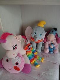 Blocco di pelusch disney e vari personaggi cartoni