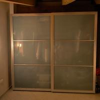 Armadio 4 stagioni ante scorrevoli vetro satinato.