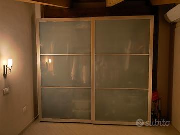 Armadio 4 stagioni ante scorrevoli vetro satinato.