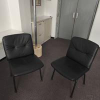 Coppia di poltroncine nere in pelle, anni ‘80