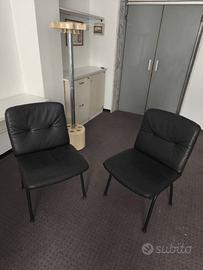 Coppia di poltroncine nere in pelle, anni ‘80