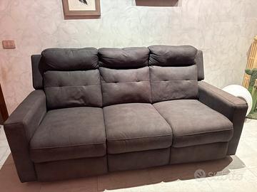 Divano 3 posti con due chaise long elettroniche