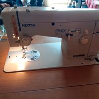 Macchina da cucire Necchi a pedale con mobiletto.