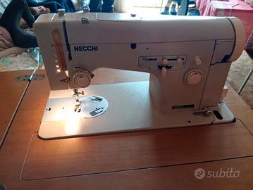 Macchina da cucire Necchi a pedale con mobiletto.