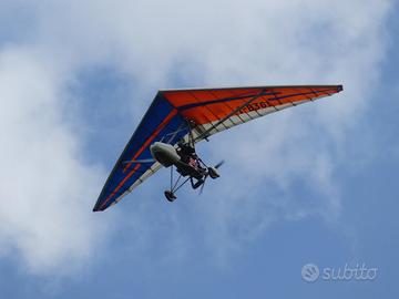 Ala per deltaplano a motore