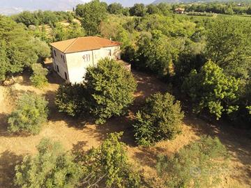 Rustico / Casale di 300 m² con 4 locali a Cervaro