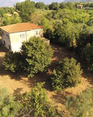 Rustico / Casale di 300 m² con 4 locali a Cervaro