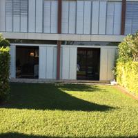 Bilocale con veranda e giardino con uso piscina