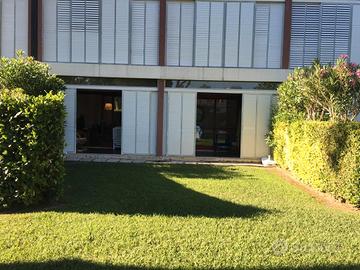 Bilocale con veranda e giardino con uso piscina