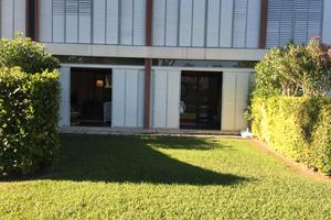 Bilocale con veranda e giardino con uso piscina