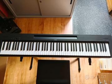 Pianola Yamaha P-145B con supporto