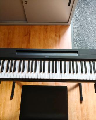 Pianola Yamaha P-145B con supporto
