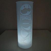 Lampada a forma di tubo Pringles 