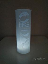 Lampada a forma di tubo Pringles 