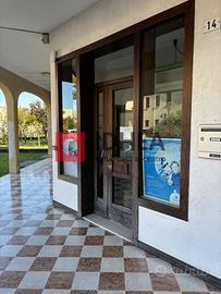 NEGOZIO CON VETRINE SU PIAZZA ALDO MORO RIF: UV38