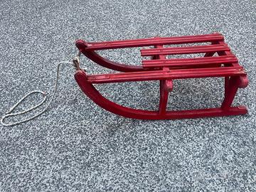 Delizioso slittino in legno anni 50, verniciato.