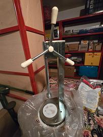 Tappabotiglie con tappi in plastica e acciaio