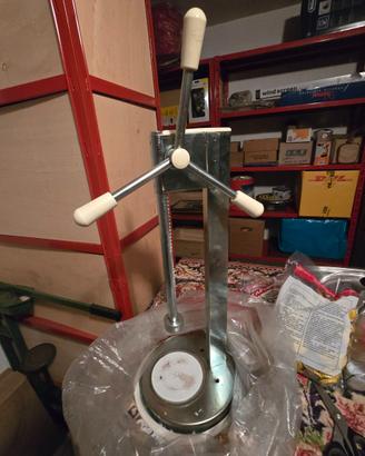 Tappabotiglie con tappi in plastica e acciaio