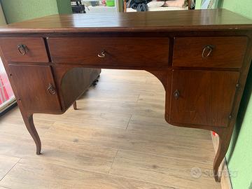 Scrivania in legno