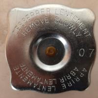 Tappo radiatore auto epoca 0,7 Bar a collo basso