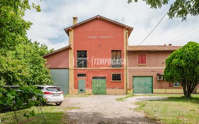 AMPIO MAGAZZINO AGRICOLO AL PIANO TERRA CON GIARDI