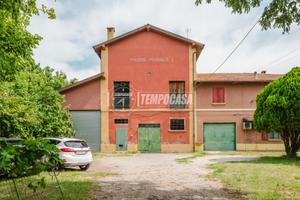 AMPIO MAGAZZINO AGRICOLO AL PIANO TERRA CON GIARDI