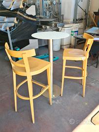 tavolo e sgabelli per angolo bar usati