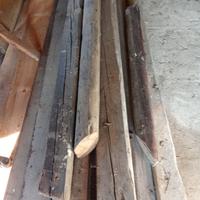 Travi piccole di legno antiche