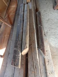Travi piccole di legno antiche