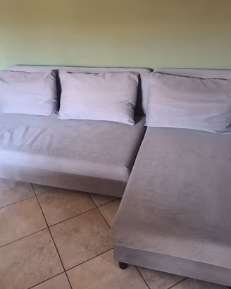 divano letto con penisola e contenitore Ikea 