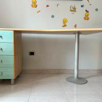 Scrivania con cassettiera