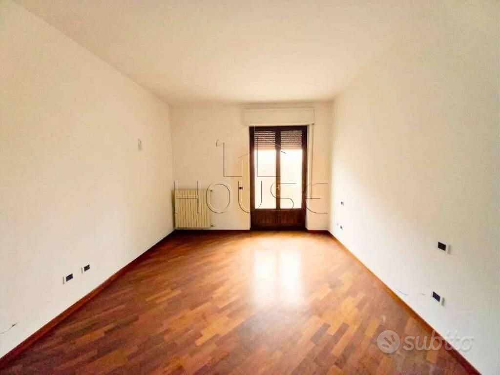Appartamento di 150 m² con più di 5 locali e box a - Vista 6