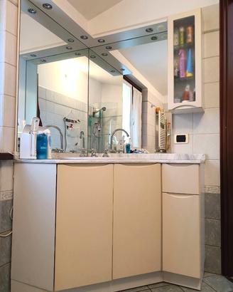 Mobile bagno ad angolo con specchiera