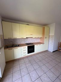 Cucina con elettrodomestici