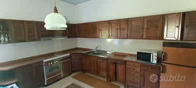 Cucina angolare completa in legno massiccio