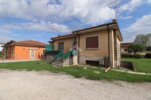 VILLA SINGOLA A VOLTA MANTOVANA