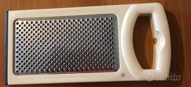 Grattugia formaggio metallo e plastica