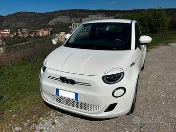 Fiat 500e bianca elettrica