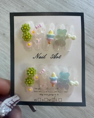 Unghie finte fatto a mano