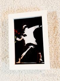 Cornice 3d Banksy uomo lancia fiori