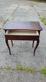 Tavolino vintage in legno con cassetto