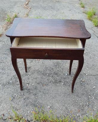 Tavolino vintage in legno con cassetto